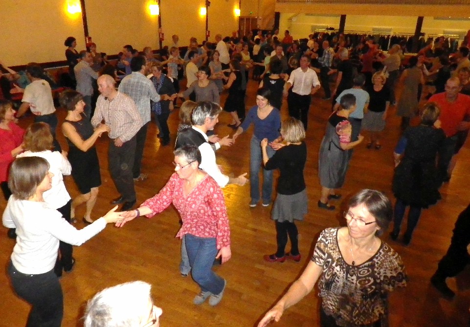 Beaucoup de danseurs au stage et au bal